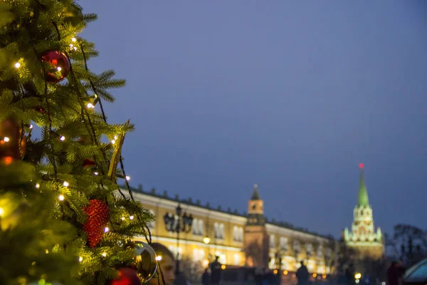 Vacanze a Mosca. Nella piazza brilla un albero di Natale, decorato con palline e bellissimi giocattoli natalizi primo piano . — Foto Stock