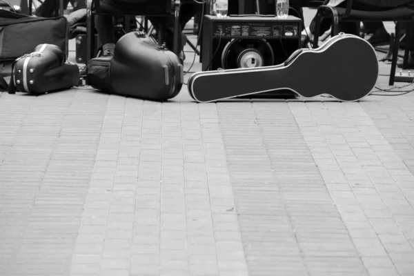 Custodia per violoncello, altoparlanti musicali, altre apparecchiature musicali. Una band che si prepara a suonare per strada — Foto Stock