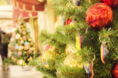 Noel ağacı arka plan ve Noel süslemeleri. Yeşil köknar renkli topları ve spor ayakkabıları oyuncaklar. Bulanık soyut arka plan
