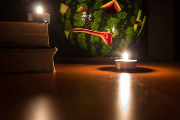 Halloween symbol dynia uśmiechnięty Jack-o-latarnia i płonące świece — Zdjęcie stockowe