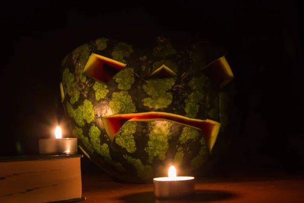 Halloween-Symbol Kürbis lächelnd Jack-o-Laterne und brennende Kerzen — Stockfoto