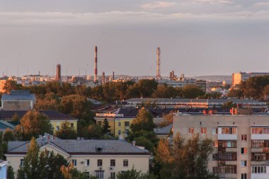 Gün batımında küçük bir Sovyet şehri. Güneş bulutların arkasından doğur..