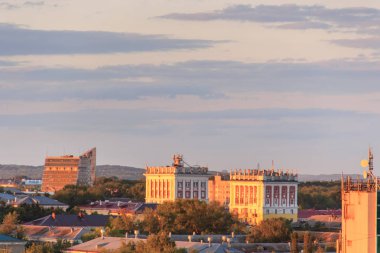 Ufa,Rusya - 29 Temmuz 2019: Gün batımında küçük sovyet şehri. Güneş bulutların arkasından doğur..