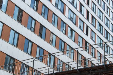 Desen gibi modern bir binanın birçok pencere