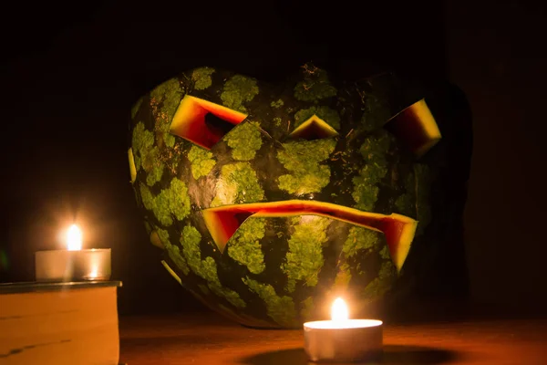 Halloween szimbólum sütőtök mosolygó jack-o-lámpa és égő gyertyák — Stock Fotó