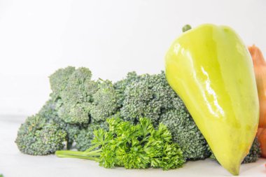 Beyaz arka planda çeşitli çiğ organik sebzeler ile kompozisyon.