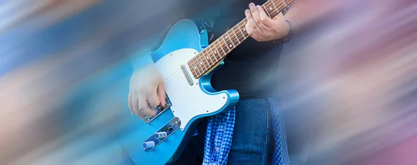 Gitarist adam siyah elektrik gitar müzik çalıyor