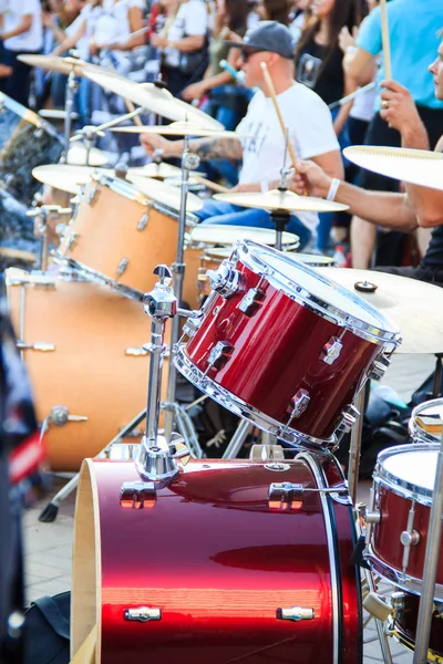 다양한 드럼 키트에서 거리 음악 밴드가 연주합니다. — 스톡 사진