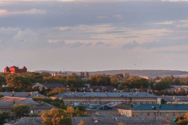 Gün batımında küçük bir Sovyet şehri. Güneş bulutların arkasından doğur..