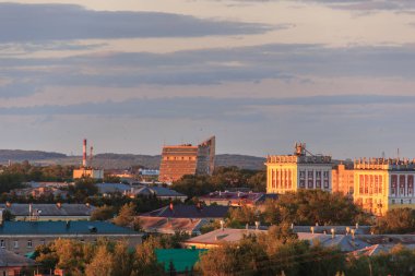 Ufa,Rusya - 29 Temmuz 2019: Gün batımında küçük sovyet şehri. Güneş bulutların arkasından doğur..