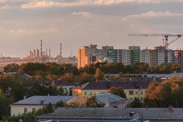 şehir silueti üzerinde gün batımında bulutlar