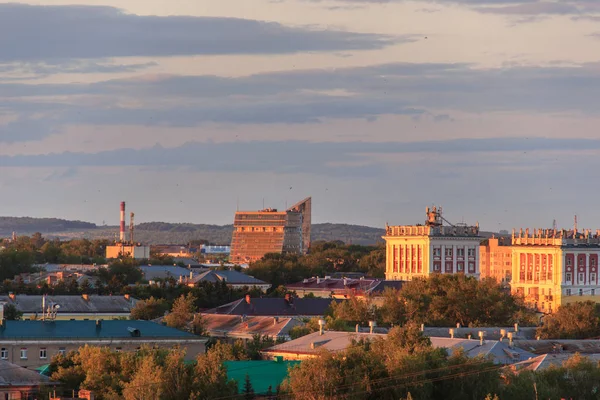 Ufa,Rusya - 29 Temmuz 2019: Gün batımında küçük sovyet şehri. Güneş bulutların arkasından doğur..