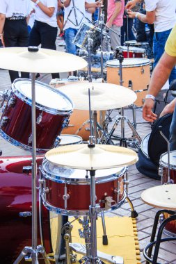 Sokak sanatçılarının dış mekan performansından sonra bazı farklı davul kitleri