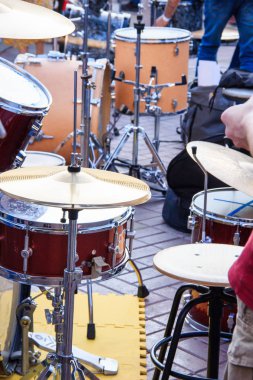 Sokak müziği grubu çeşitli davul kitleri üzerinde çalış