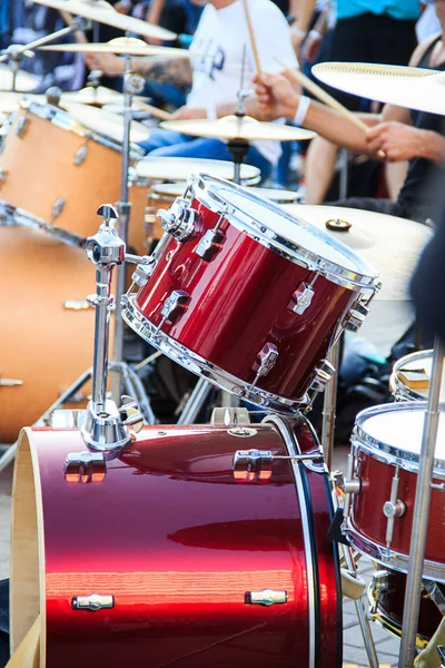 Banda de música de calle toca en varios kits de batería — Foto de Stock