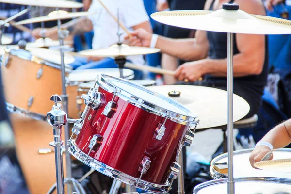 Banda de música de calle toca en varios kits de batería — Foto de Stock