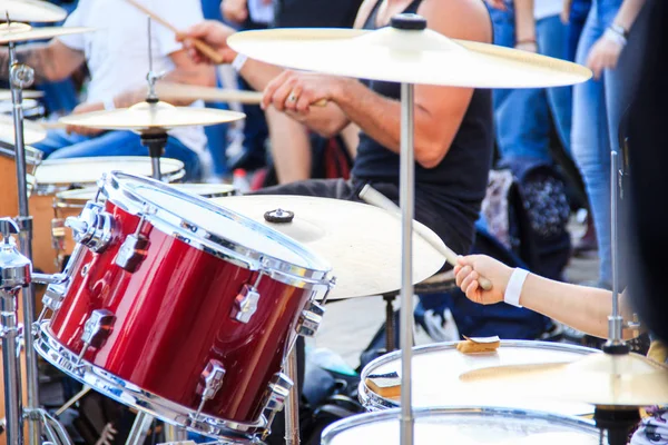 Banda di musica di strada suona su vari kit di batteria — Foto Stock