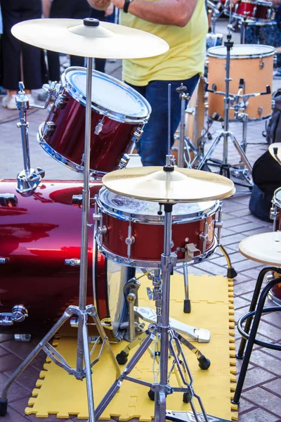 Banda de música de calle toca en varios kits de batería — Foto de Stock