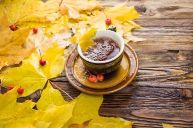 Sarı ve turuncu düşmüş akçaağaç ahşap arka plan üzerinde yaprakları.