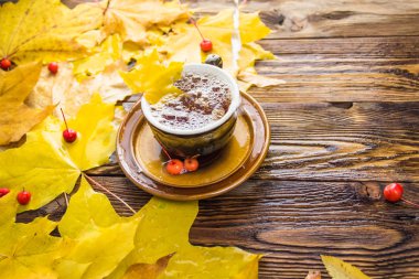 Sarı ve turuncu düşmüş akçaağaç ahşap arka plan üzerinde yaprakları.