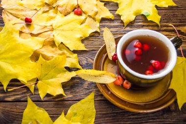 Ahşap doku arka plan üzerinde sarı düşmüş akçaağaç yaprakları.