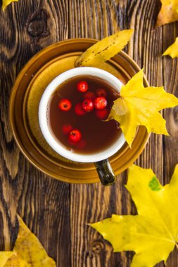 Ahşap doku arka plan üzerinde sarı düşmüş akçaağaç yaprakları.