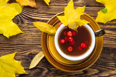 Ahşap doku arka plan üzerinde sarı düşmüş akçaağaç yaprakları.