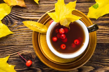 Ahşap doku arka plan üzerinde sarı düşmüş akçaağaç yaprakları.