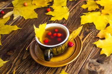 Ahşap doku arka plan üzerinde sarı düşmüş akçaağaç yaprakları.