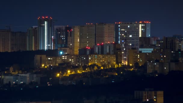 Horário da noite de uma cidade na colina — Vídeo de Stock