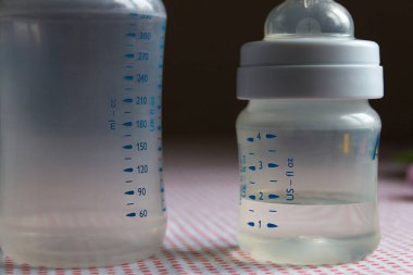 Koyu arkaplanda ölçekli beslenme şişeleri