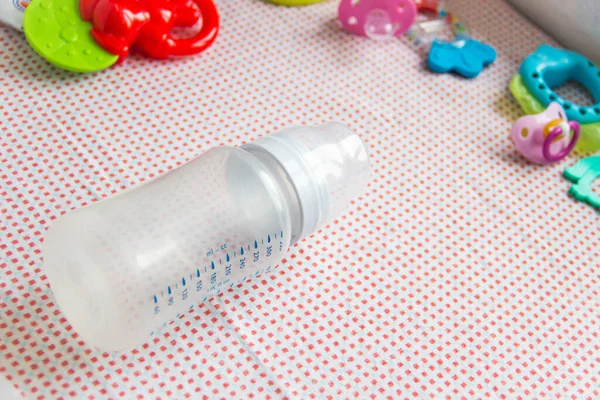 Baby Accessoires Auf Rosa Hintergrund Auf Dem Tisch Leere Futterflasche — Stockfoto