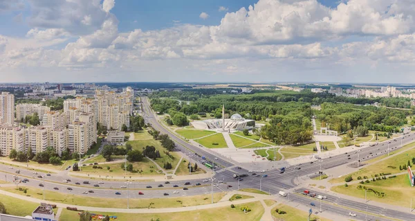 Vue Aérienne de l'obélisque Stela "Ville Héros Minsk" et du Musée Patriotique de la Guerre du Bélarus — Photo