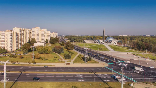 Vue Aérienne de l'obélisque Stela "Ville Héros Minsk" et du Musée Patriotique de la Guerre du Bélarus — Photo