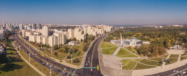 Vue Aérienne de l'obélisque Stela "Ville Héros Minsk" et du Musée Patriotique de la Guerre du Bélarus — Photo