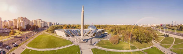 Vista aérea de Stela obelisk "Cidade de herói Minsk" e Belarusian Grande Museu de guerra Patriótica — Fotografia de Stock