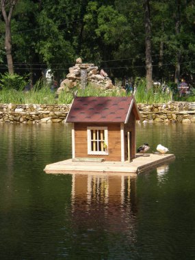 Kuş evi bir alphine slayt (Gorki Parkı, Melitopol fon gölet)