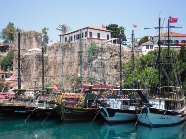 Antalya, Türkiye'nin eski şehir duvarlarının zevk Yatlar yakınındaki