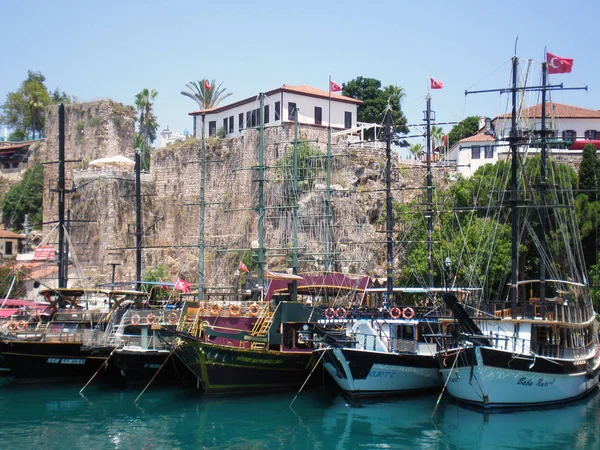 Yachts Plaisance Près Des Murs Vieille Ville Antalya Turquie — Photo