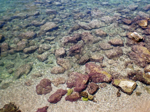 Mermerly plajlı Akdeniz manzarası (Antalya, Türkiye)