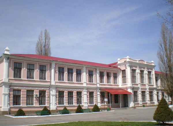 Fațada clădirii care găzduiește cea de-a treia universitate de stat din Tauria — Fotografie, imagine de stoc