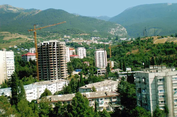 Monikerroksinen Rakennus Krimin Vuoriston Laaksossa — kuvapankkivalokuva