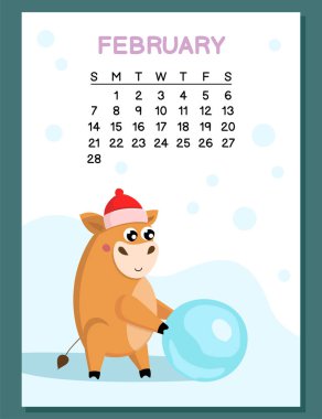 Kırmızı şapkalı şirin küçük boğa büyük bir kar topu yuvarlıyor. Vektör illüstrasyonu beyaz arkaplanda izole edildi