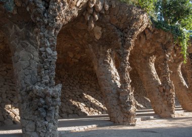 Park Guell (İspanyolca: Parque Gell; kedi. Parc Gell) - 1900-1914 yılında Antonio Gaudi tarafından oluşturulan Barcelona, üst kesiminde bir park