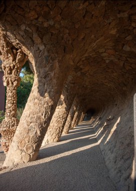 Park Guell (İspanyolca: Parque Gell; kedi. Parc Gell) - 1900-1914 yılında Antonio Gaudi tarafından oluşturulan Barcelona, üst kesiminde bir park