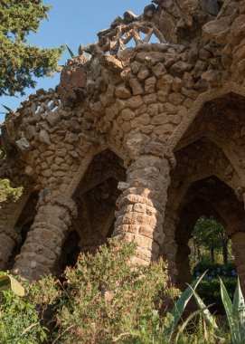 Park Guell (İspanyolca: Parque Gell; kedi. Parc Gell) - 1900-1914 yılında Antonio Gaudi tarafından oluşturulan Barcelona, üst kesiminde bir park