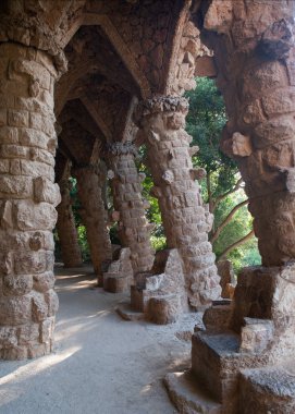 Park Guell (İspanyolca: Parque Gell; kedi. Parc Gell) - 1900-1914 yılında Antonio Gaudi tarafından oluşturulan Barcelona, üst kesiminde bir park