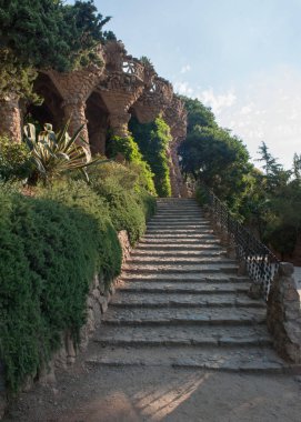 Park Guell (İspanyolca: Parque Gell; kedi. Parc Gell) - 1900-1914 yılında Antonio Gaudi tarafından oluşturulan Barcelona, üst kesiminde bir park