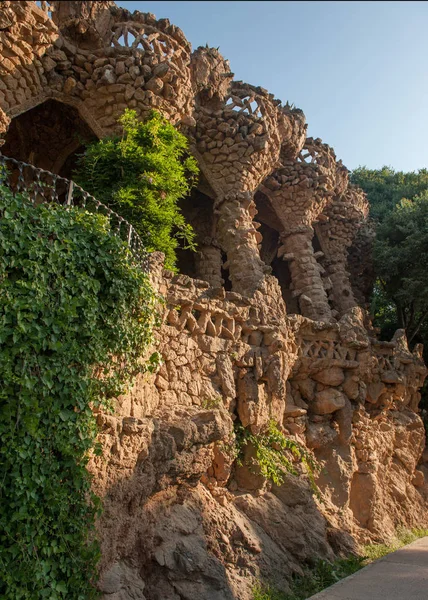 Park Guell (İspanyolca: Parque Gell; kedi. Parc Gell) - 1900-1914 yılında Antonio Gaudi tarafından oluşturulan Barcelona, üst kesiminde bir park