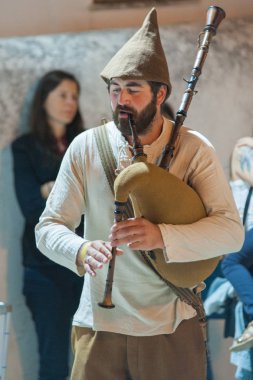 Yolculuk. Portekiz. Algarv, ne kadar. Salir, ne kadar çok şey var? Ortaçağ festivali Salir do Tempo. İnsanlar bir sokak alayı, müzik ve geleneksel gıda ile bu tatil kutlamak.